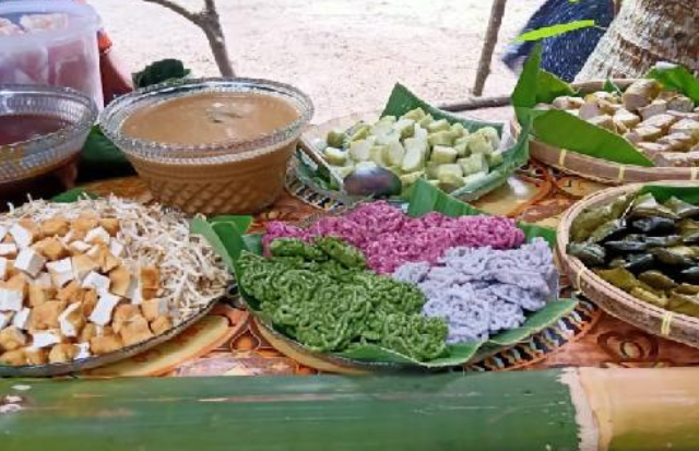 mencicipi makanan tradisional khas pasar rakyat