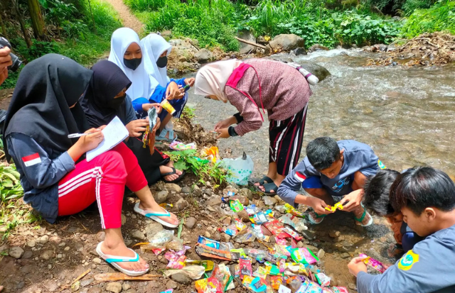 peran komunitas dalam menekan sampah plastik