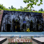 pesona pantai teluk penyu dan cerita sejarah benteng pendem