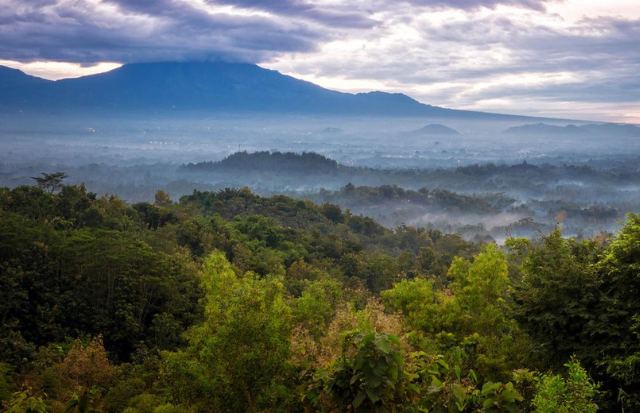 wisata alam jogja menyapa keindahan gunung dari lautan